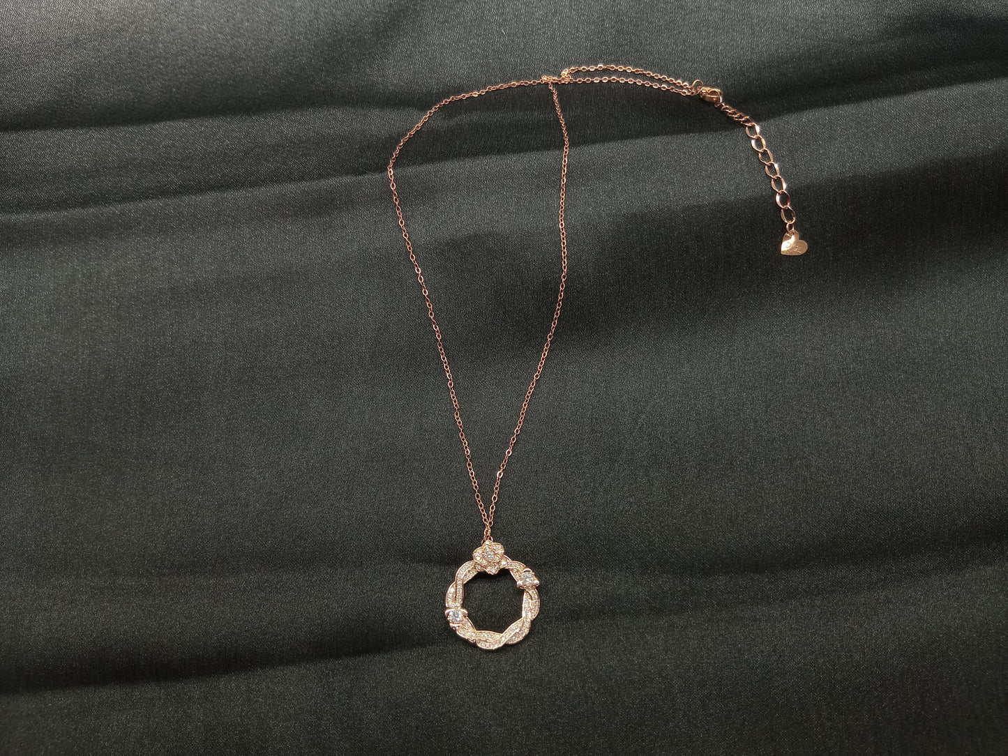 Round Shape Diamond Pedant Necklace With Luxury Look