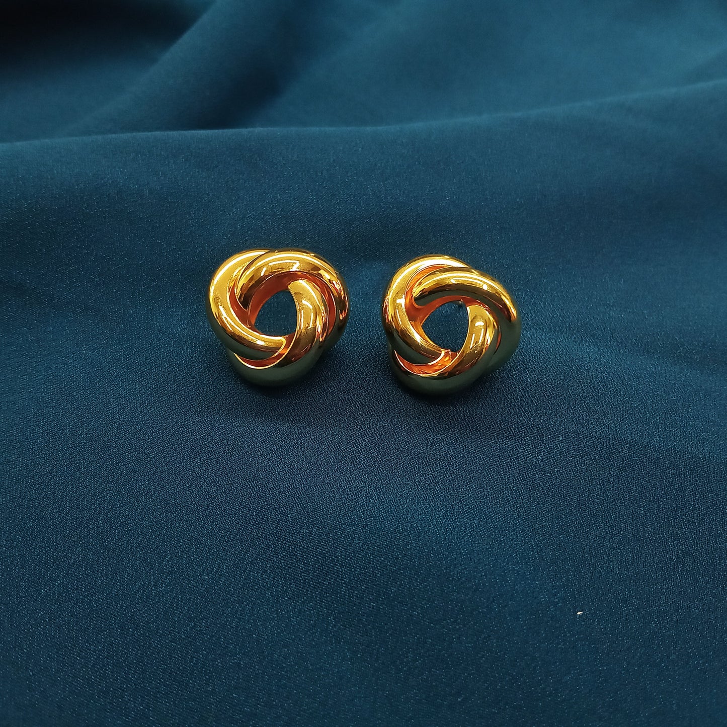Gold plated vintage style knotted stud