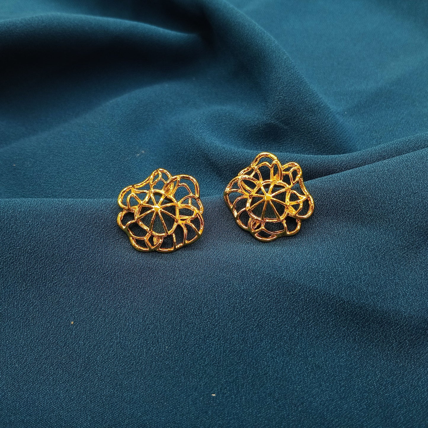 Flower design gold stud earring