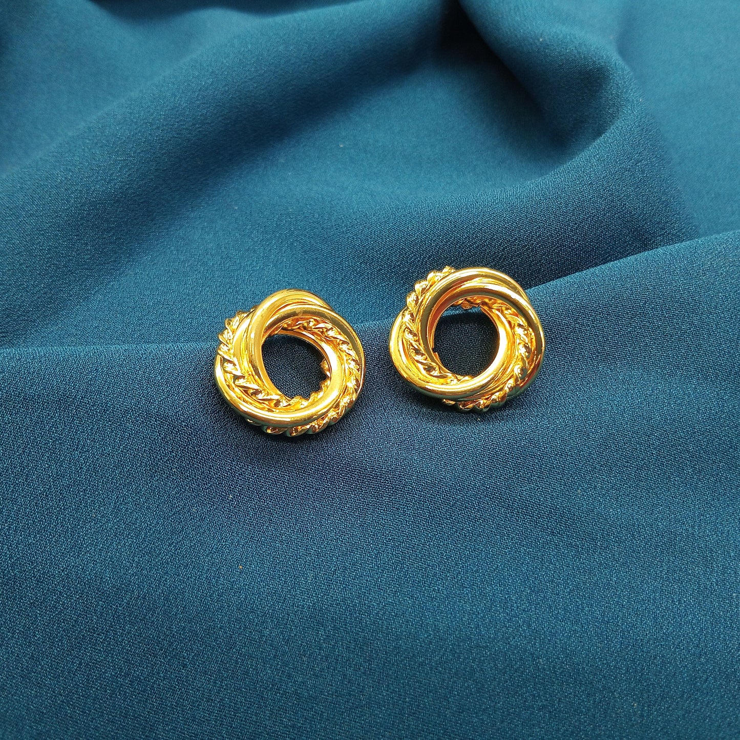 Glossy small circle twisted stud earring