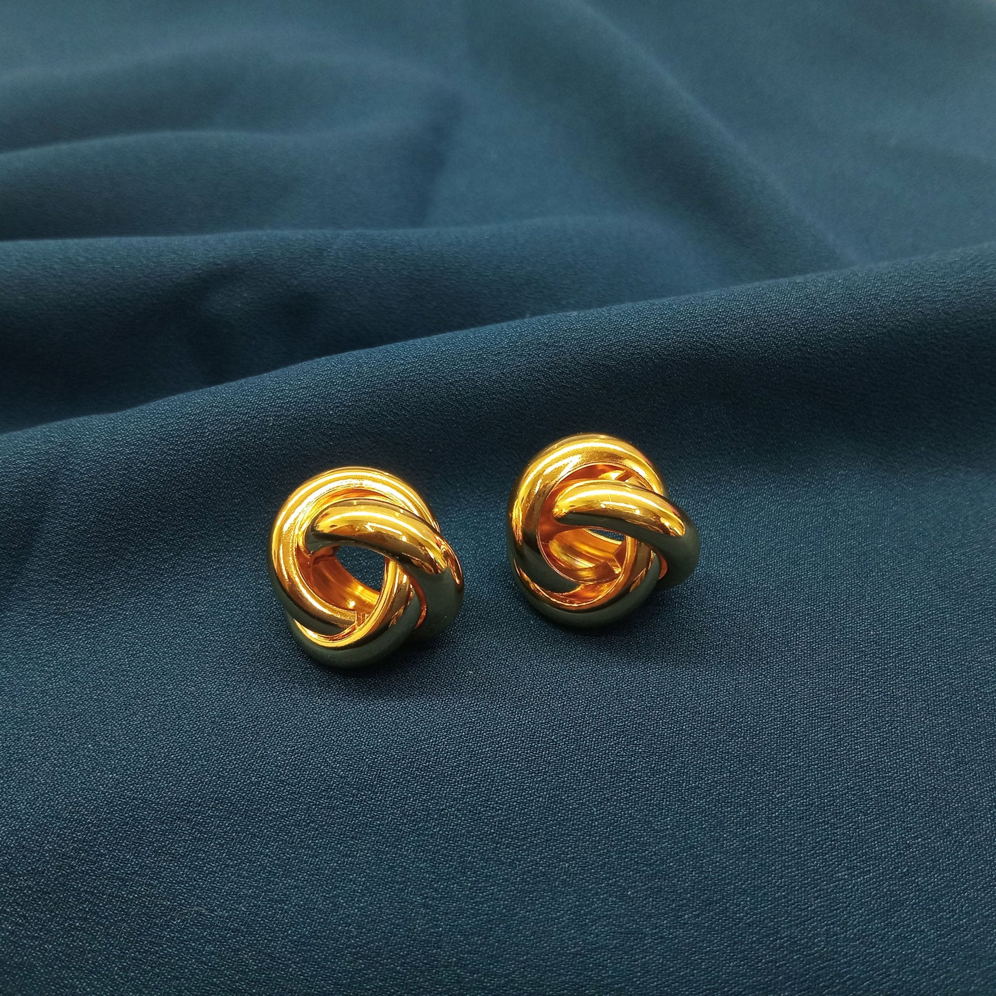 Small circle twisted stud earring