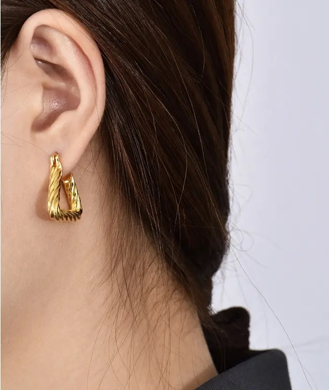 Twist triangle 18k gold hoop earring