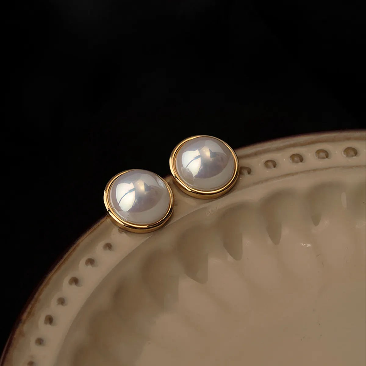 Round pearl stud earring