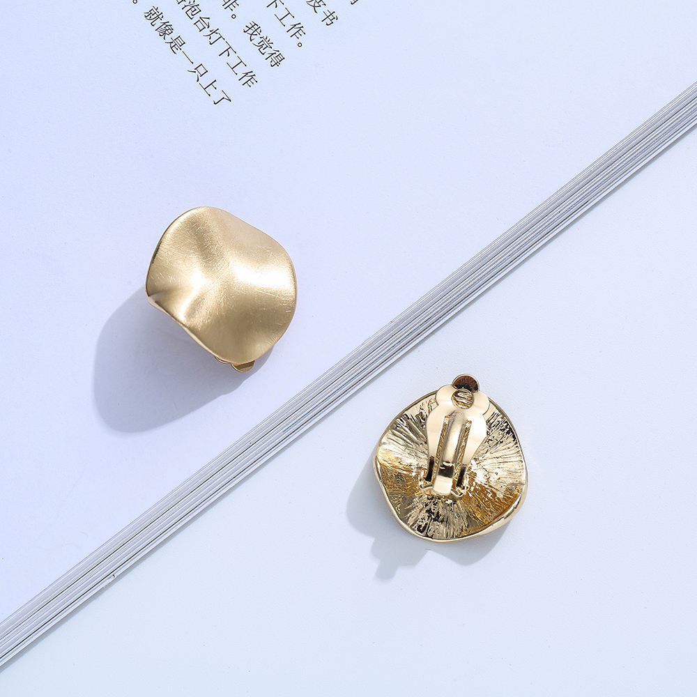 Curved shape gold tone earring