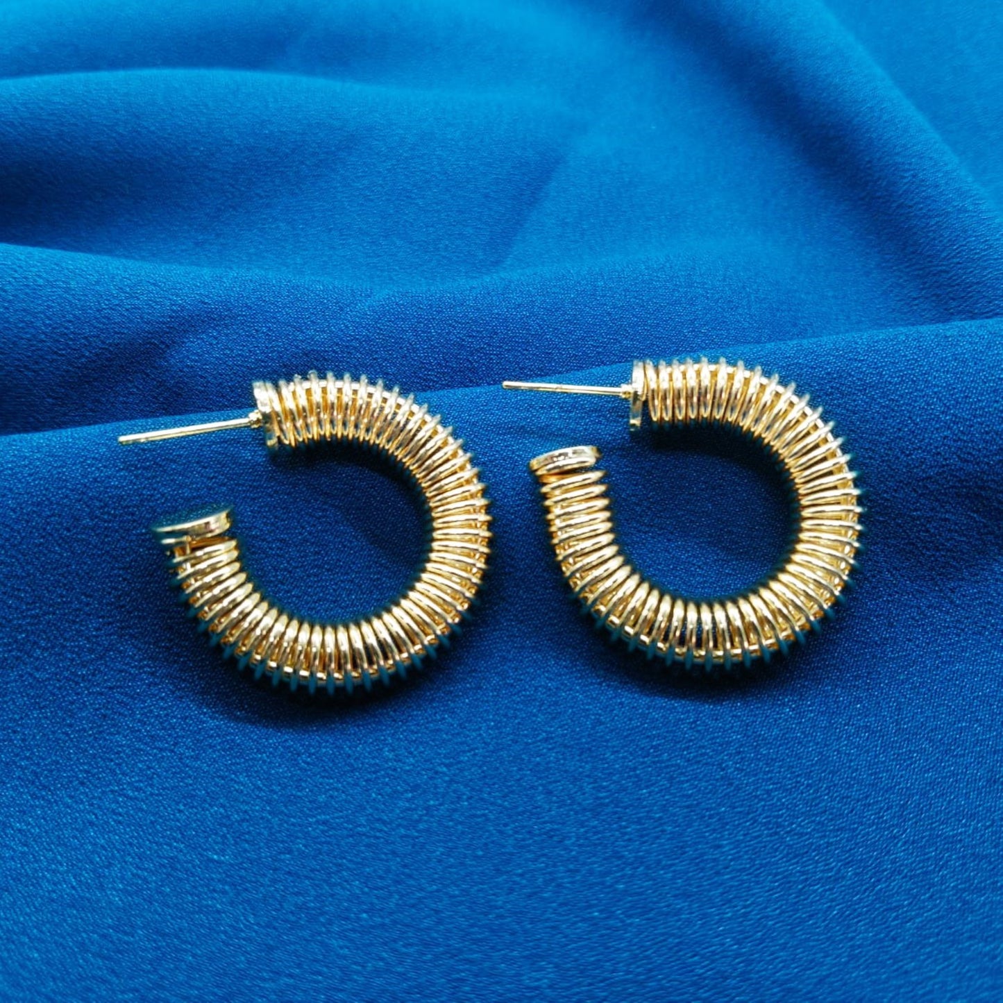 Spring design gold rooted earring