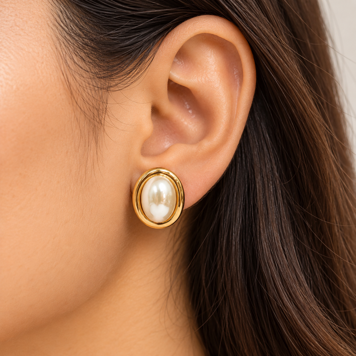 Oval style pearl stud earring