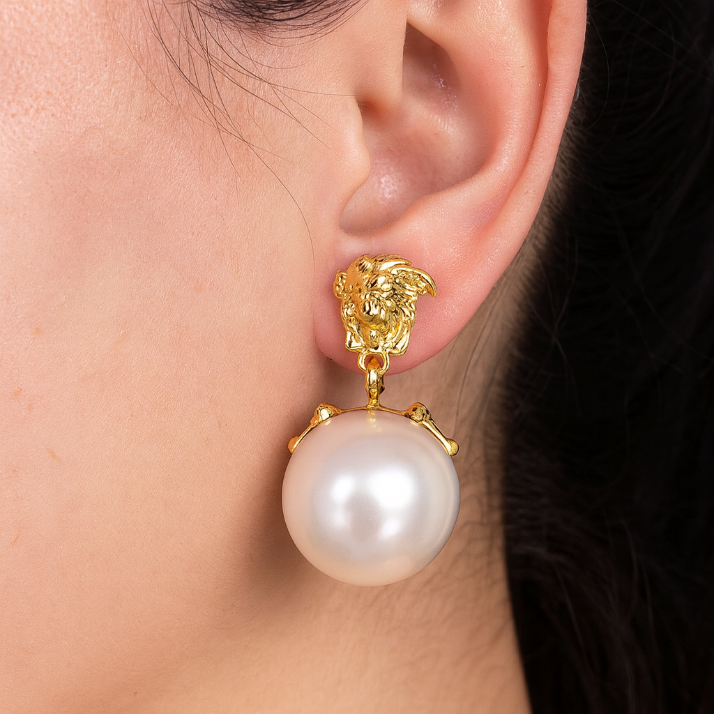 Precious vintage pearl stud earring