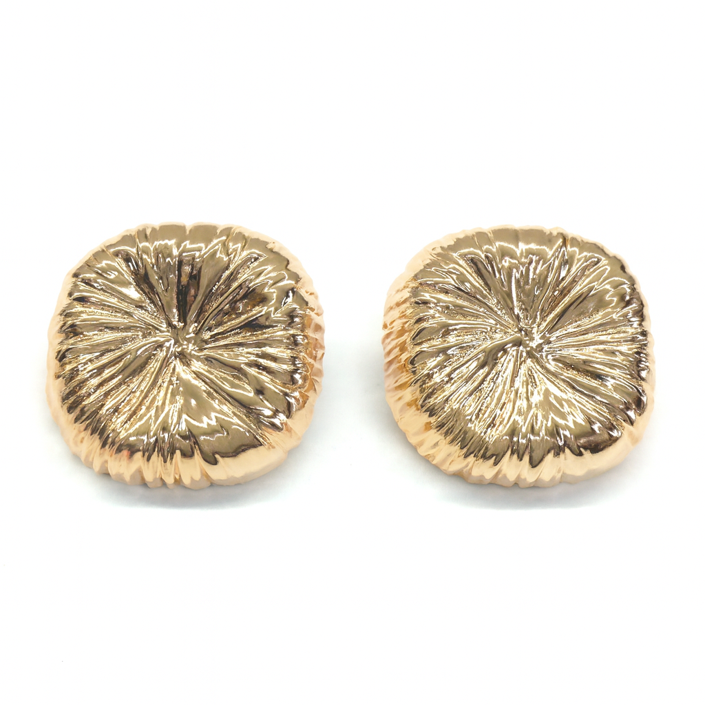 Charming golden stud earring