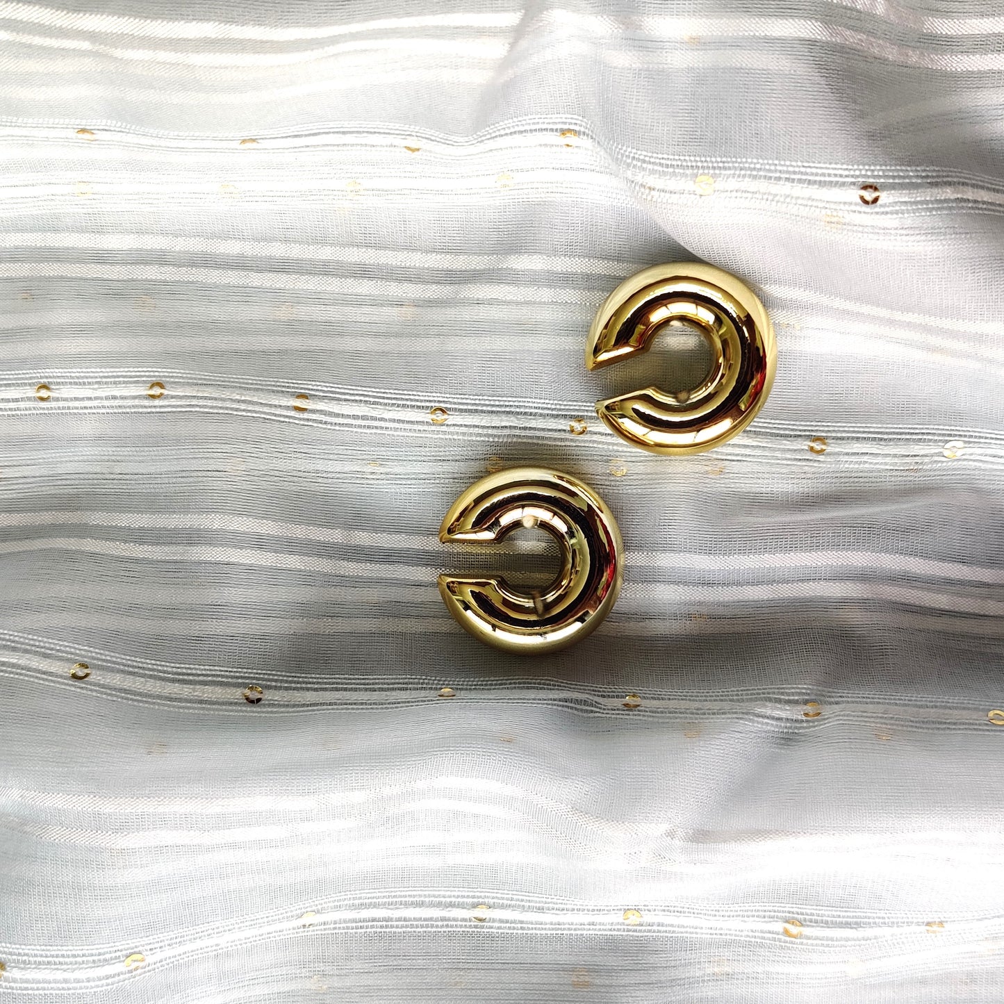 Glosy gold dangle earring