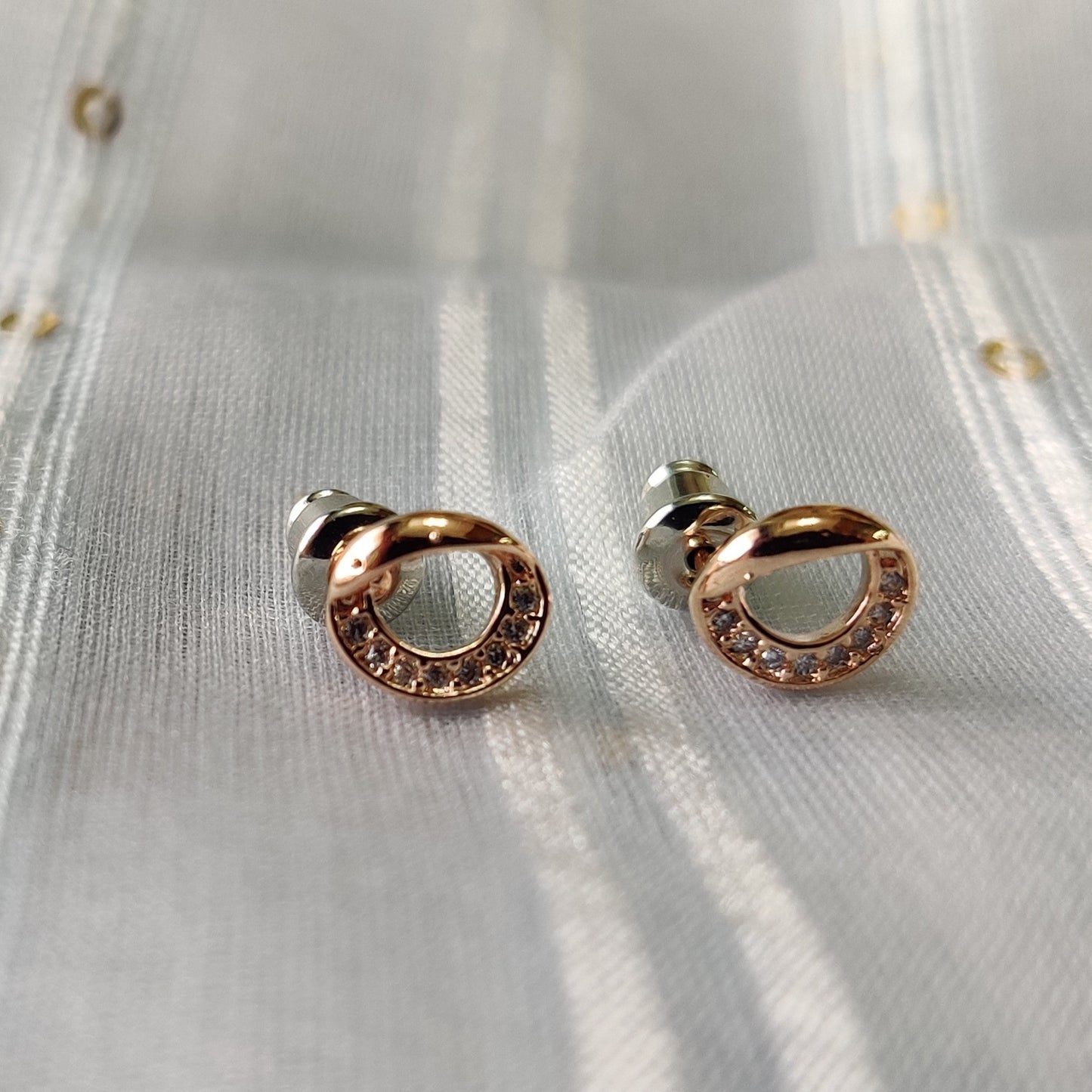 Rose gold shiny stud earring