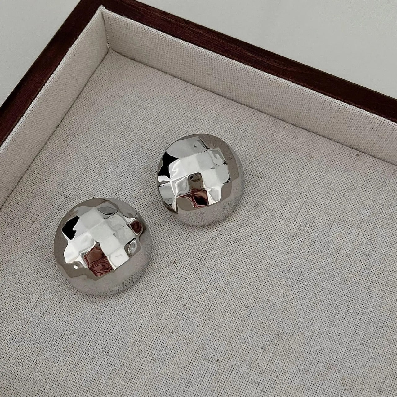 Silver shinny stud earring