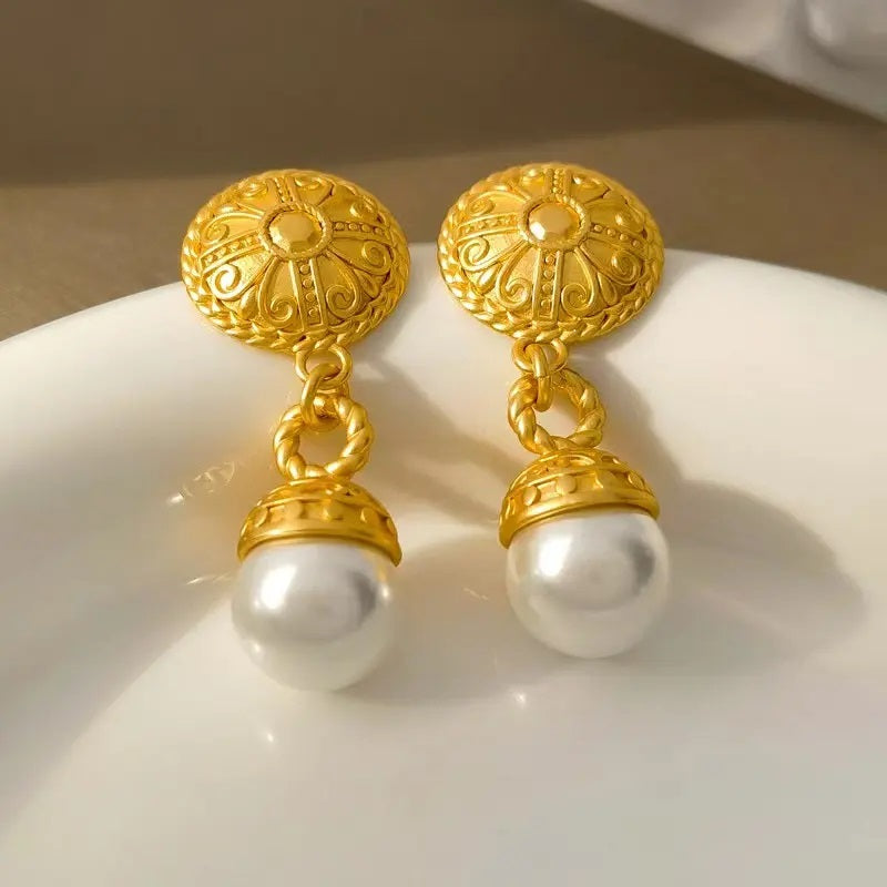 Dropping pearl gold round earring