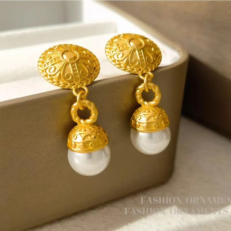 Dropping pearl gold round earring