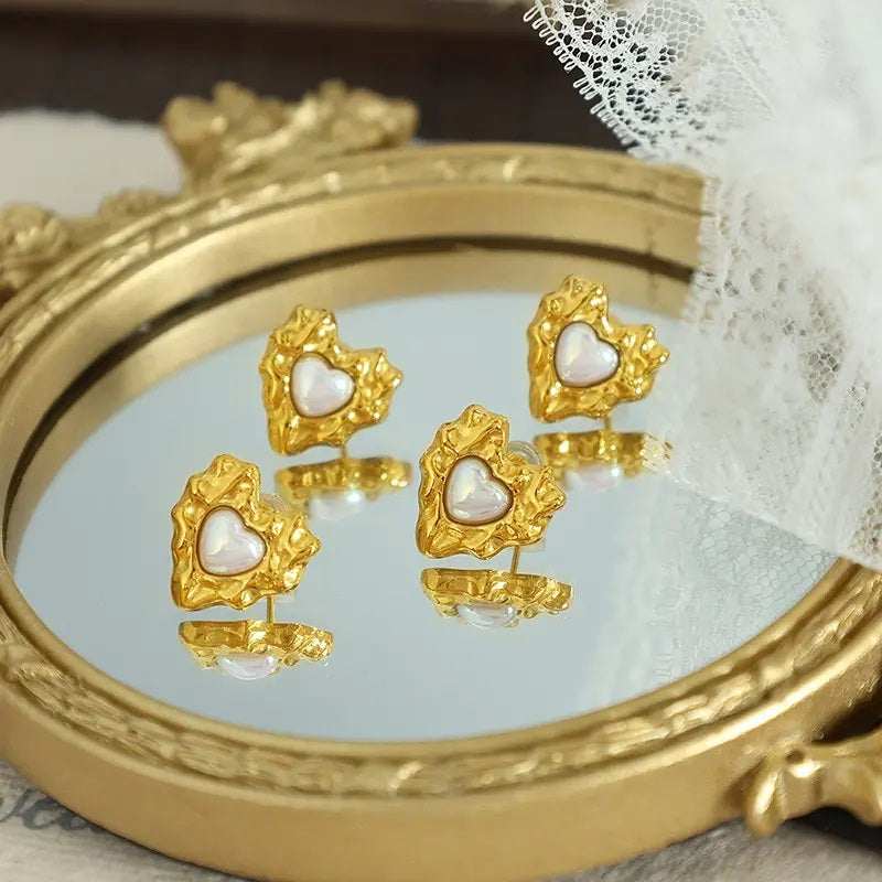 Heart pearl with gold finish stud earring
