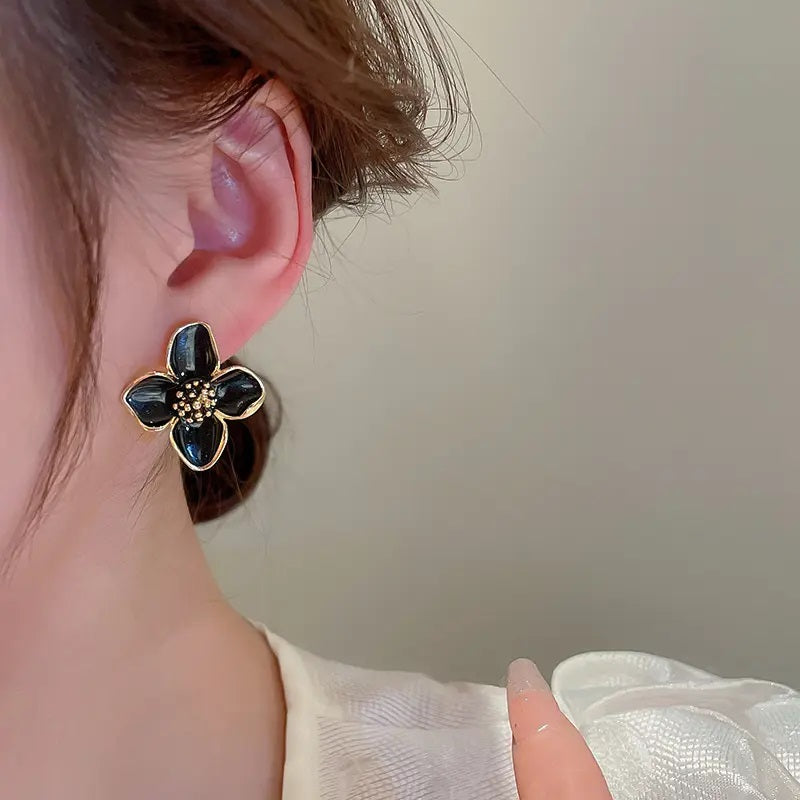 Black flower golden earring