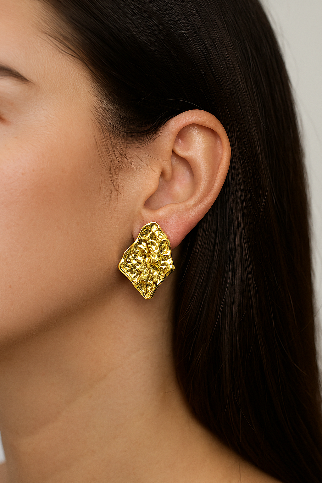 Antique design gold stud