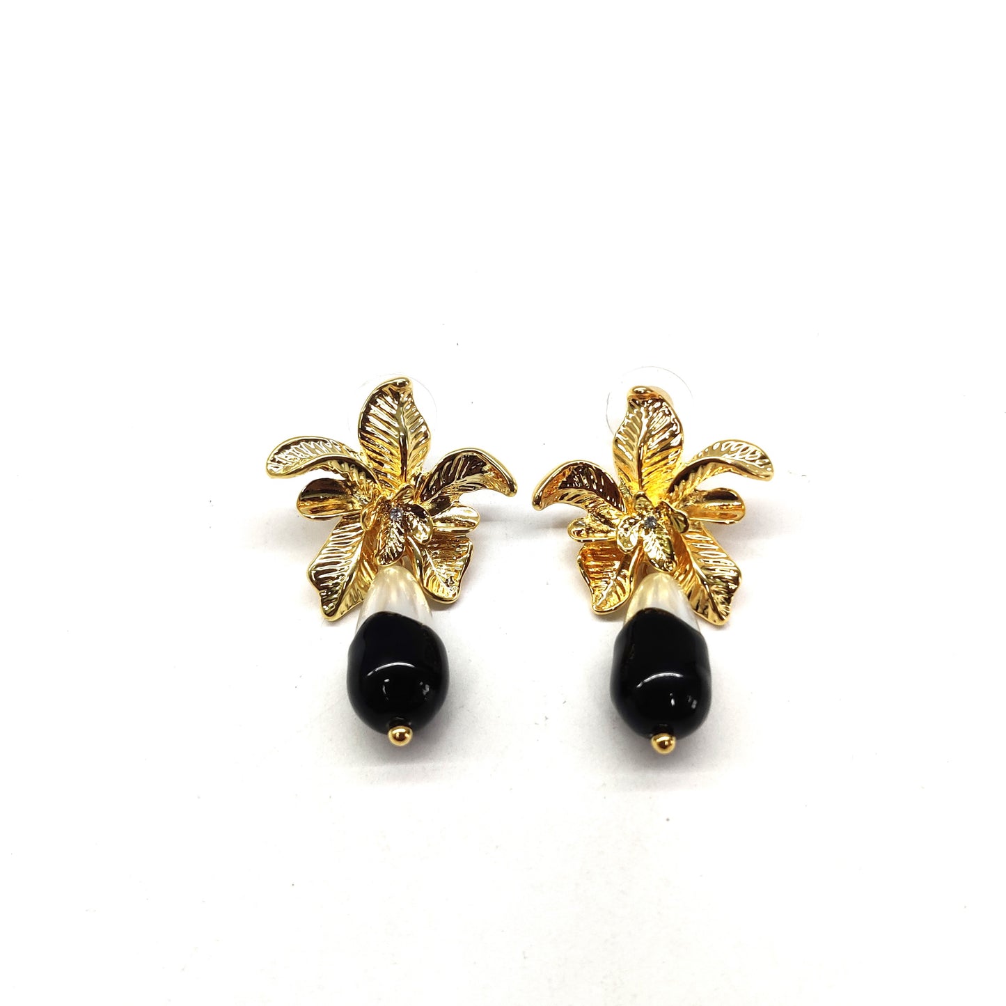 Flower desing with droping black pearl erarring
