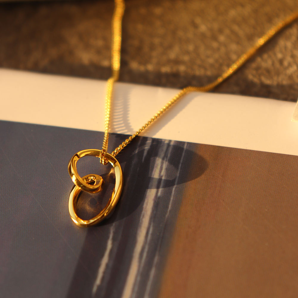 Fashionable Gold Plated Twisted Unique Design Pedant Necklace