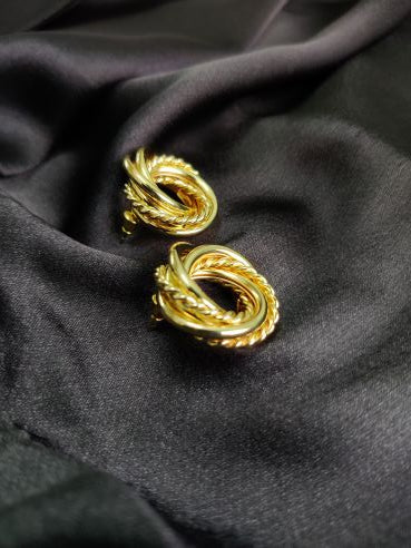 Glossy small circle twisted stud earring
