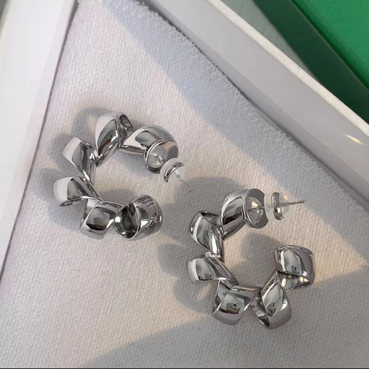 Silver twisted rope circle design earring