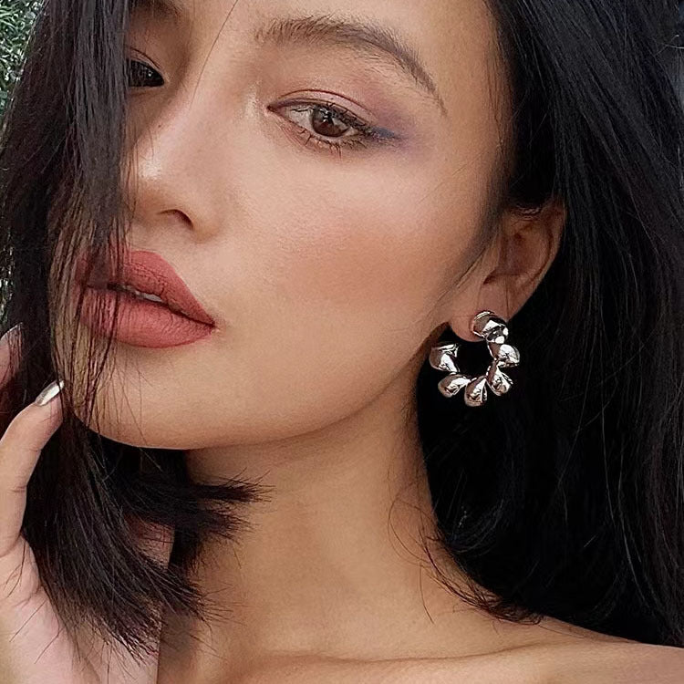 Silver twisted rope circle design earring