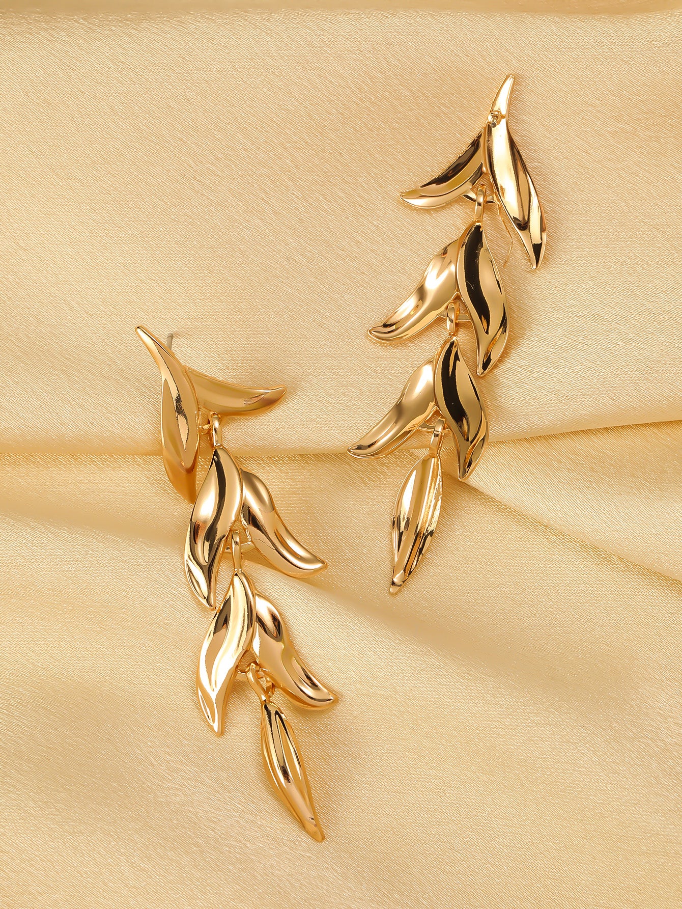 Small leaf long earring