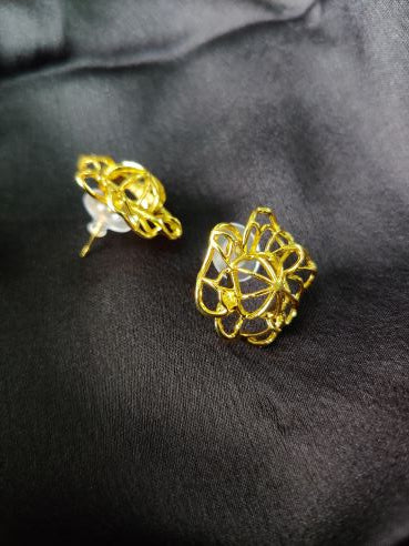 Flower design gold stud earring