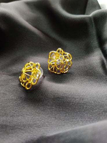 Flower design gold stud earring