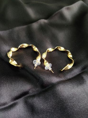 Zig Zak golden dangle earring