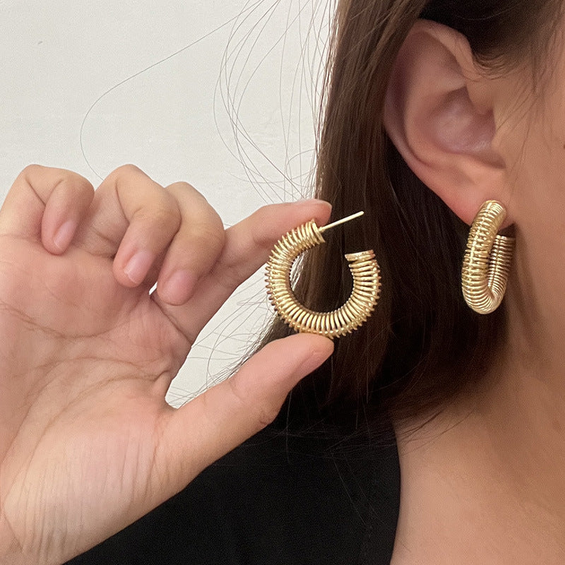 Spring design gold rooted earring