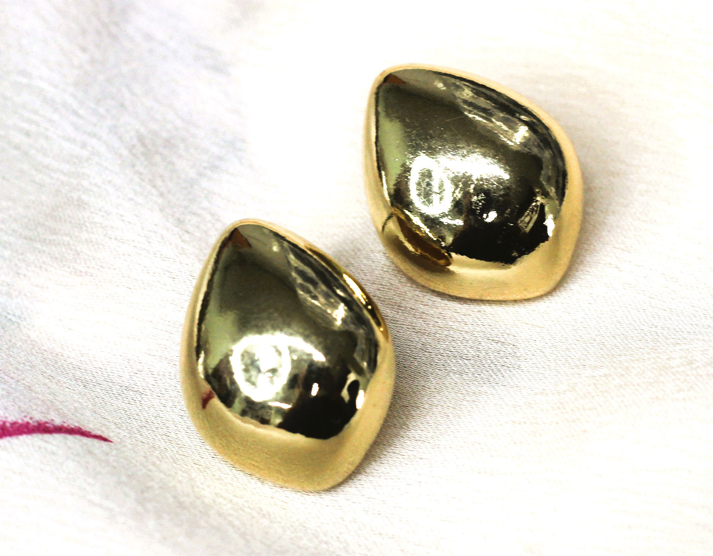 Gold tear drop earring Desing stud earring