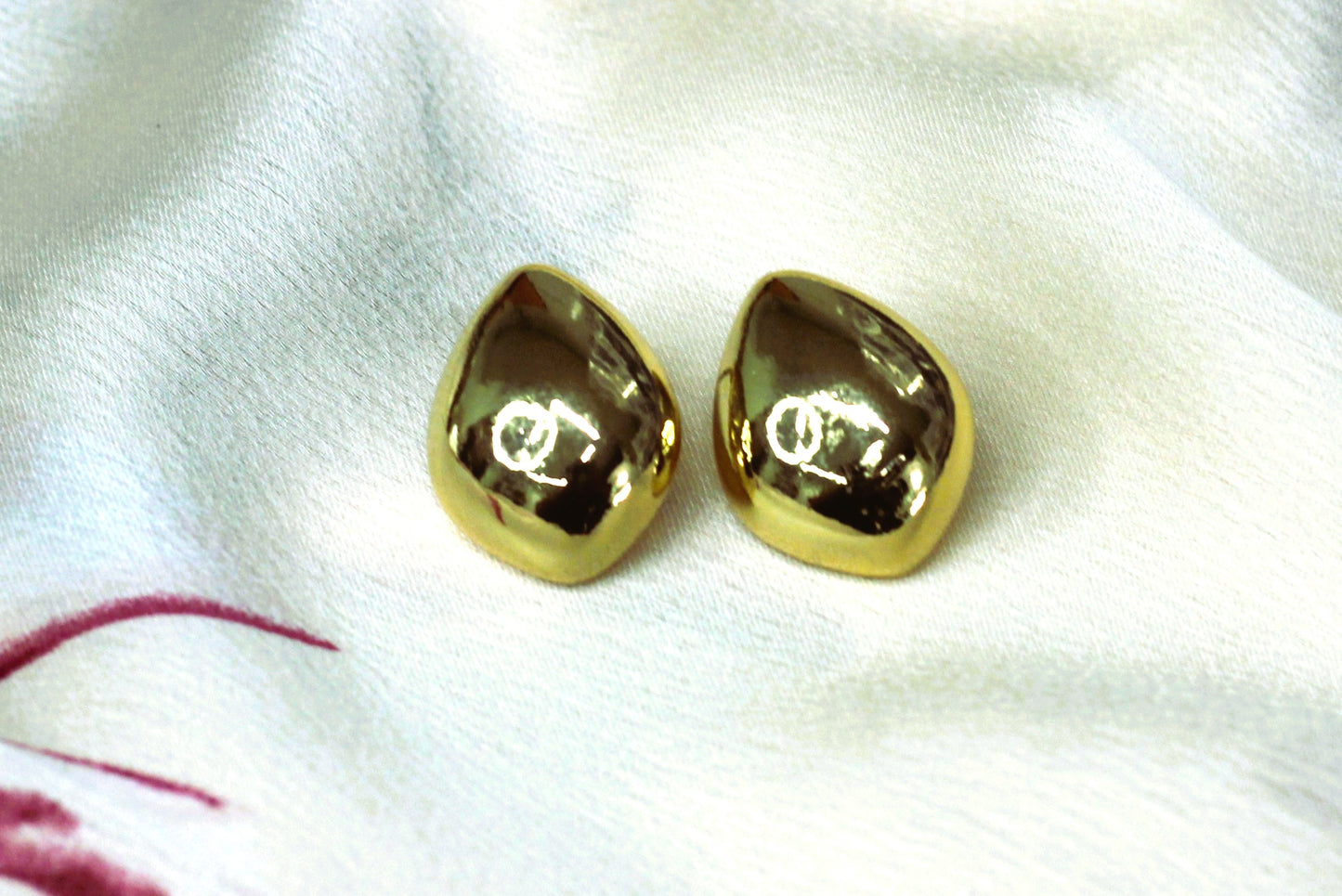 Gold tear drop earring Desing stud earring