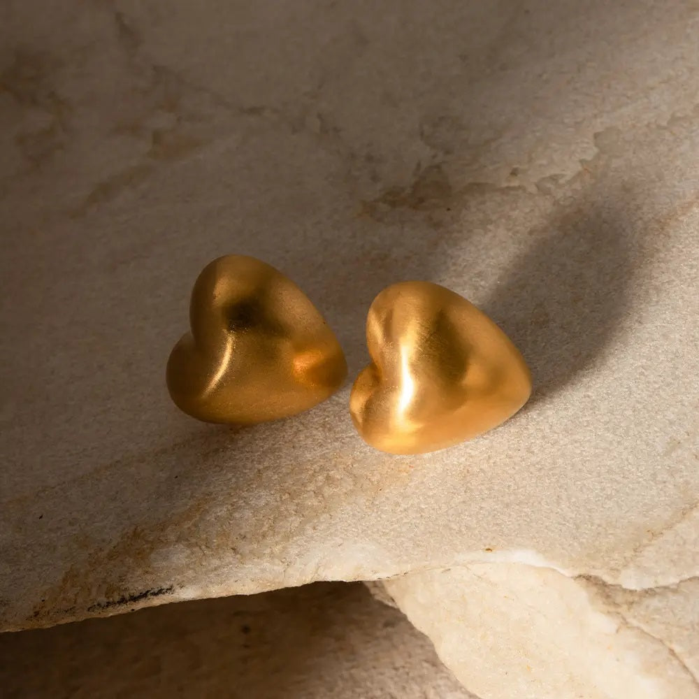 Matte polish heart stud earring 