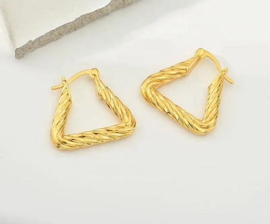 Twist triangle 18k gold hoop earring