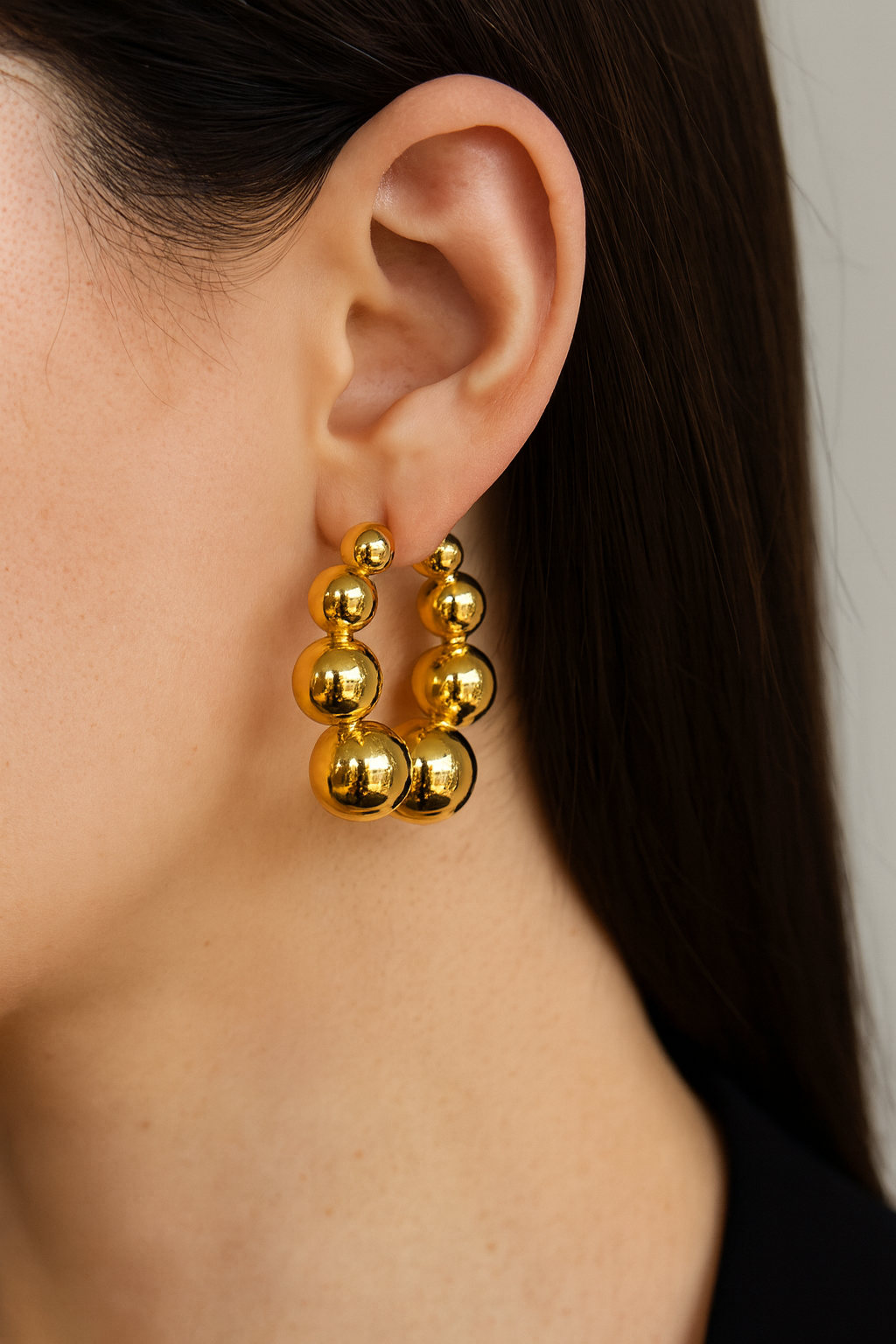 Group of small beads gold hoops earring