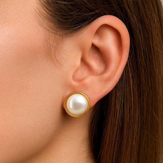 Round pearl stud earring