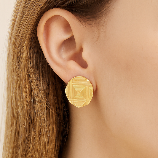 Round gold stud earring