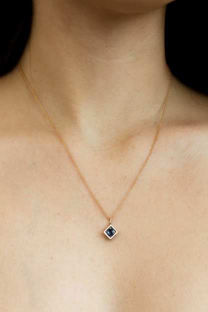 Small saquer pendent with diamond rose gold necklace