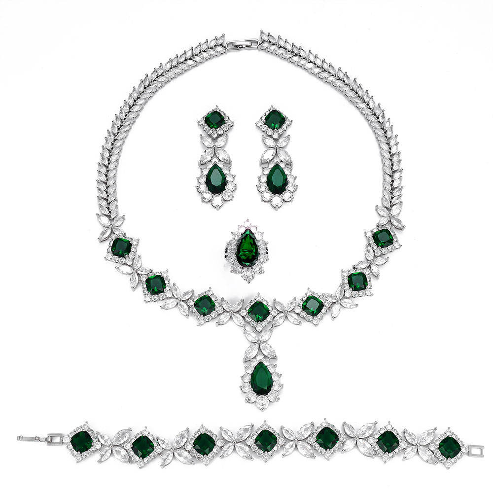 Cubic Zirconia Green and white diamonds luxurious necklace