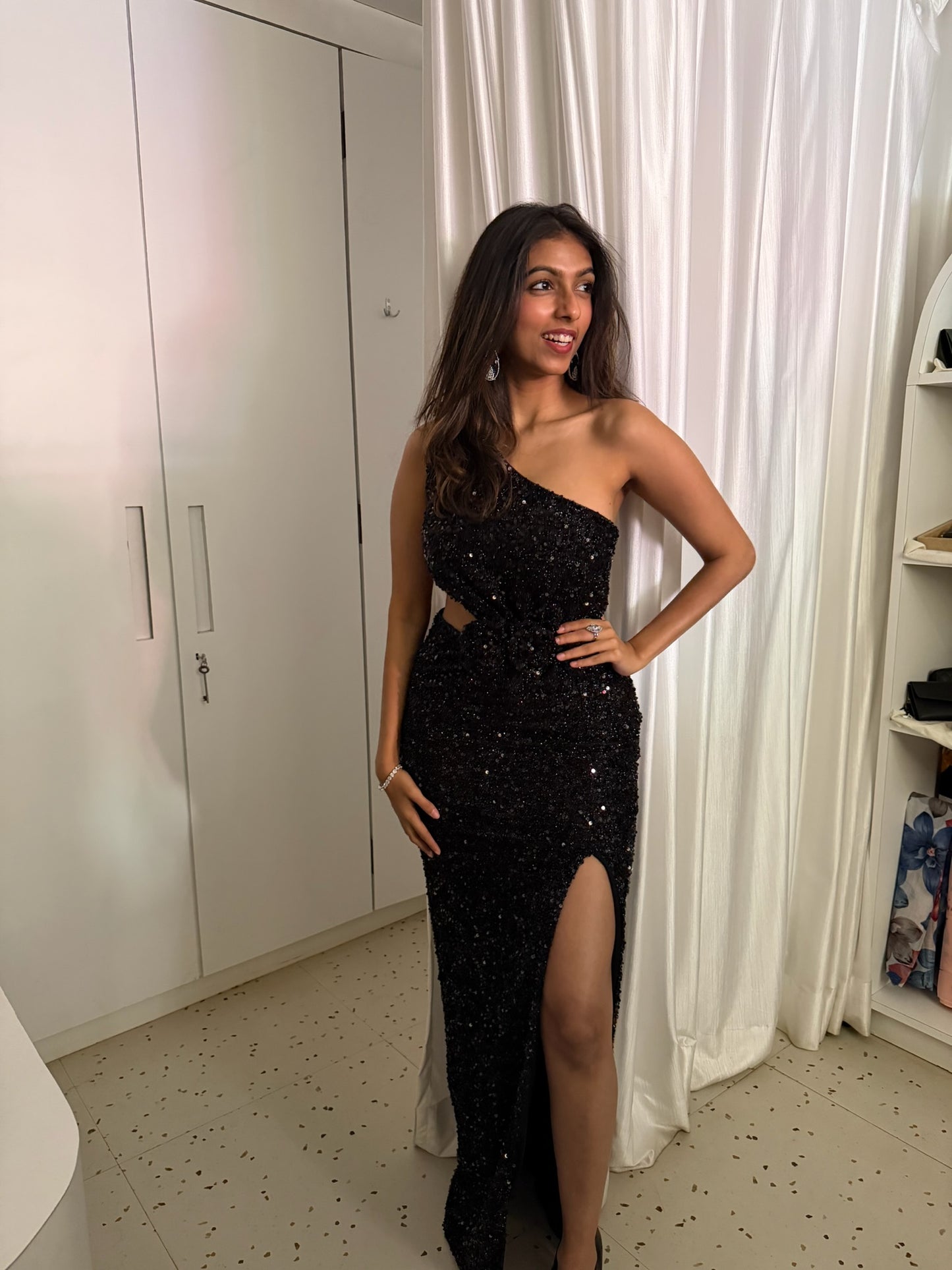 Slim fit one side off dress