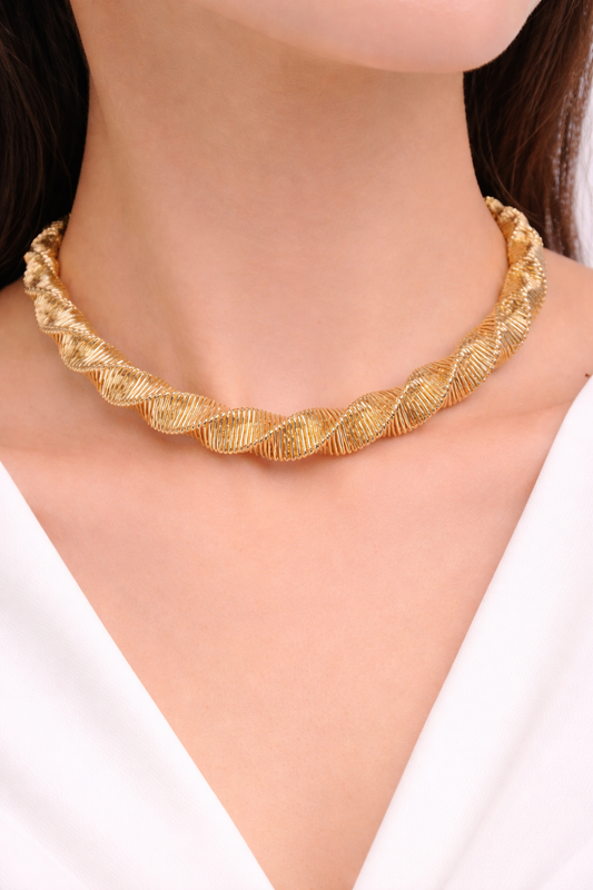 Twisted spring design necklace for women