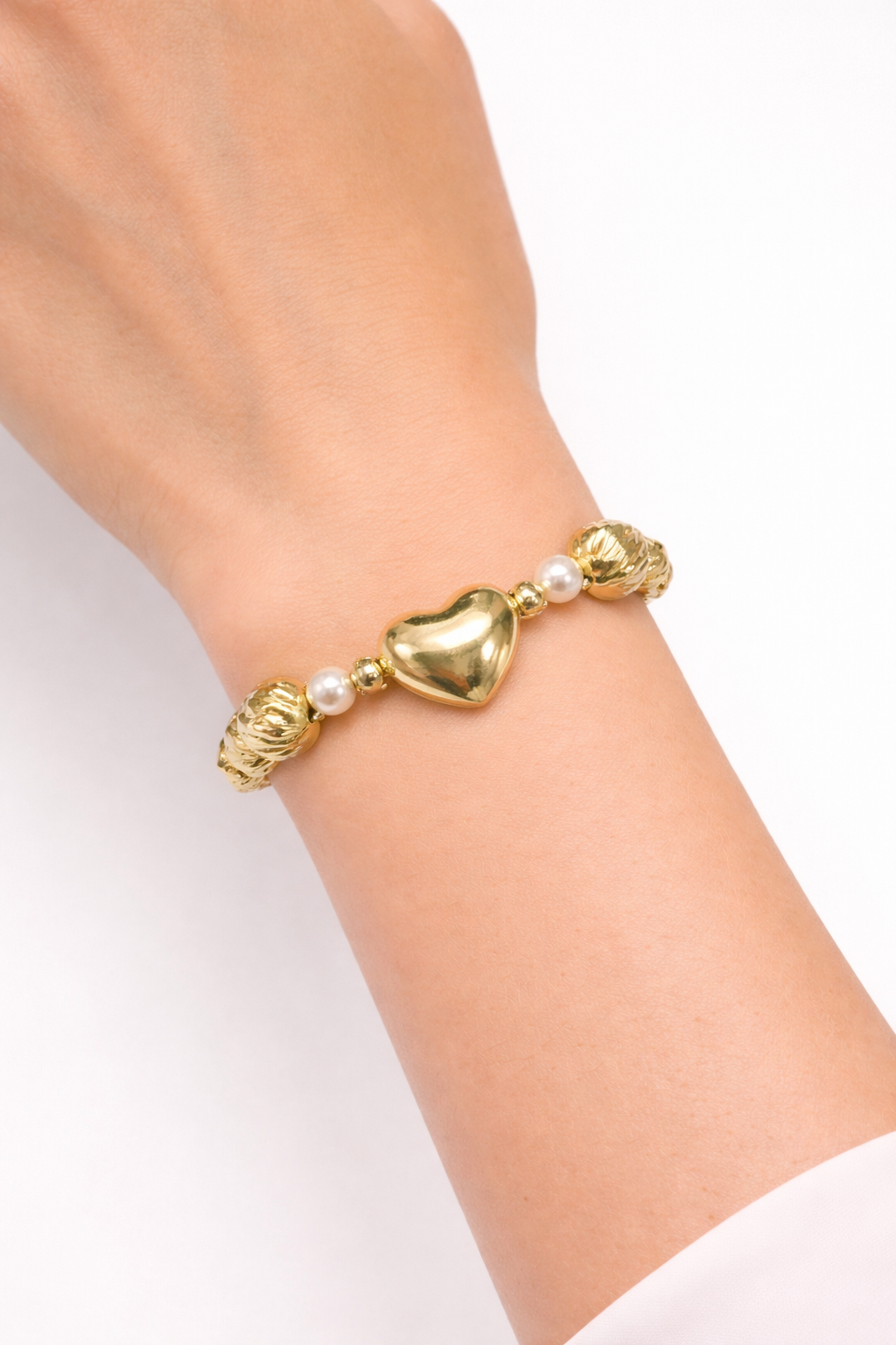 Heart bracelet with gold and white beads