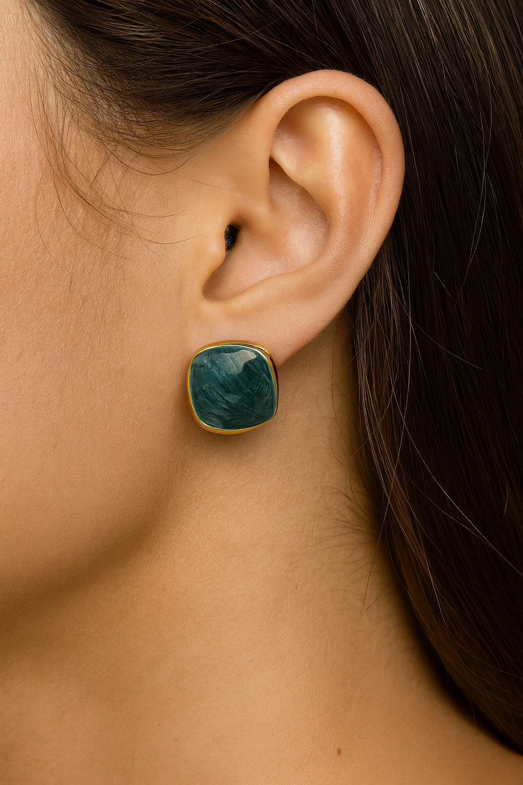 Stunning emerald square stud earring