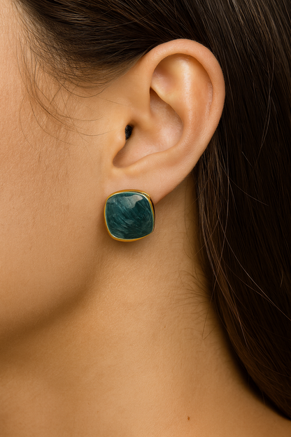 Stunning emerald square stud earring