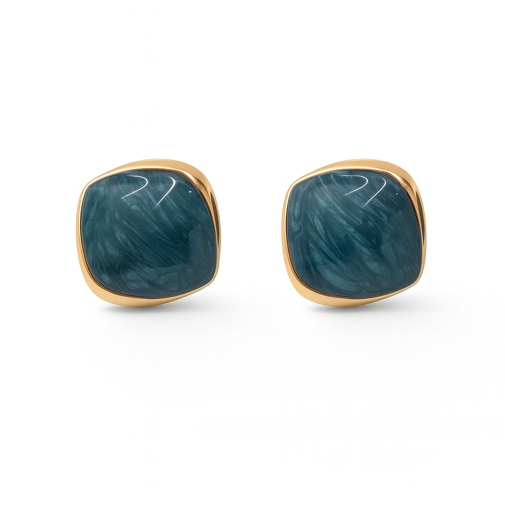 Stunning emerald square stud earring