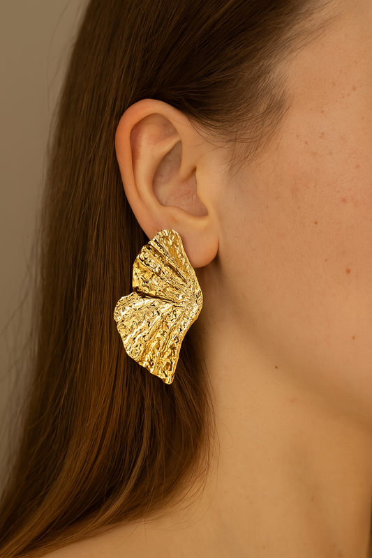 Wings style golden stud earring