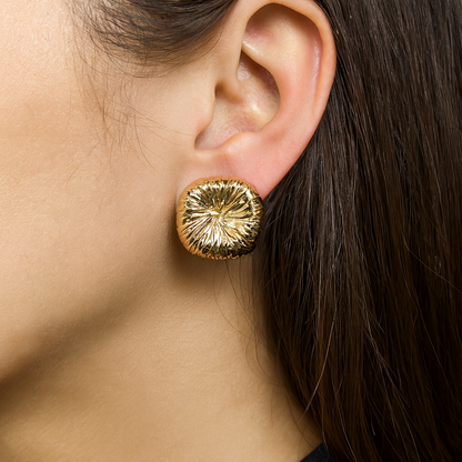 Charming golden stud earring