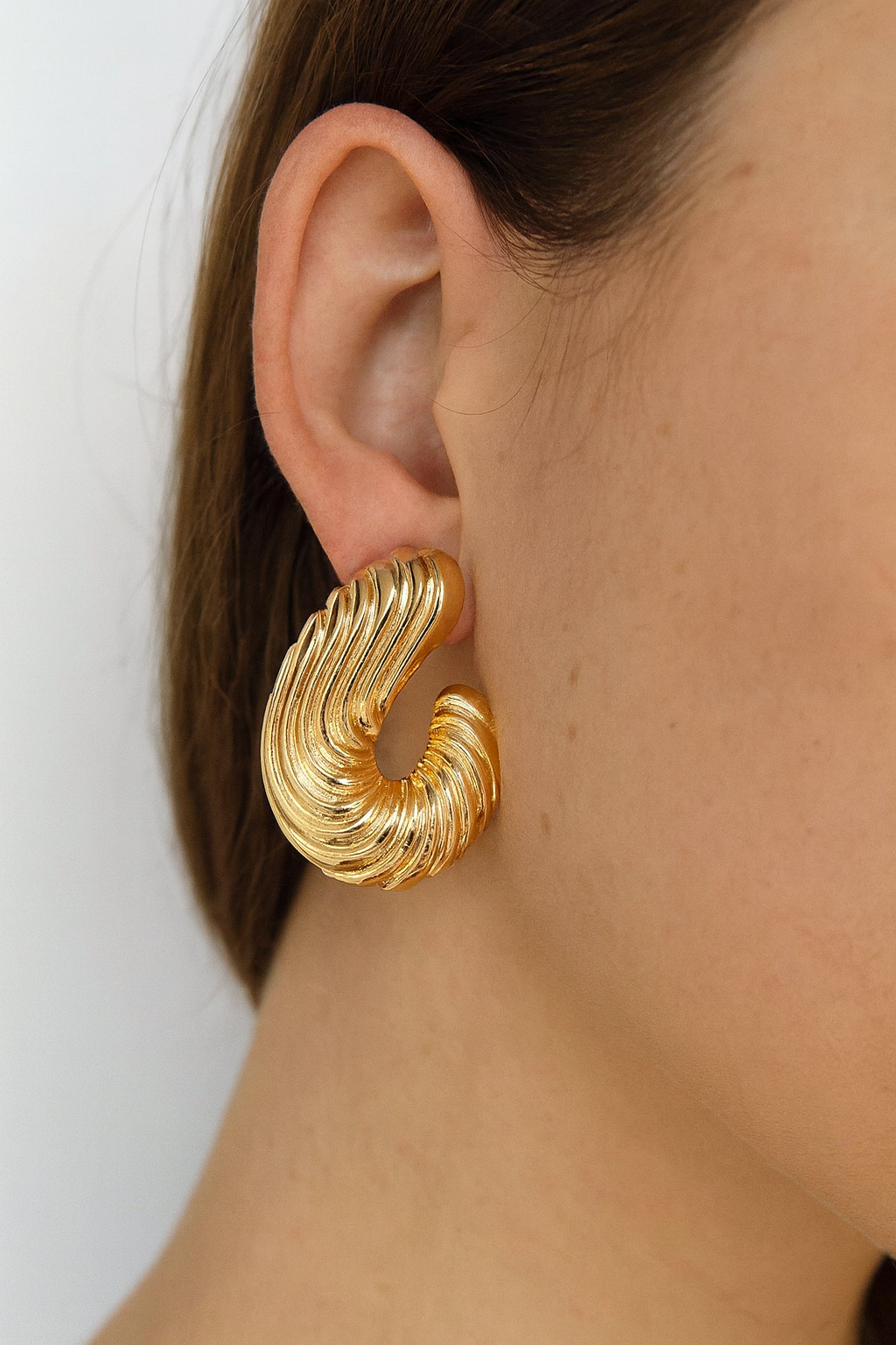 Gracious golden stud earring