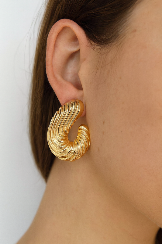 Gracious golden stud earring