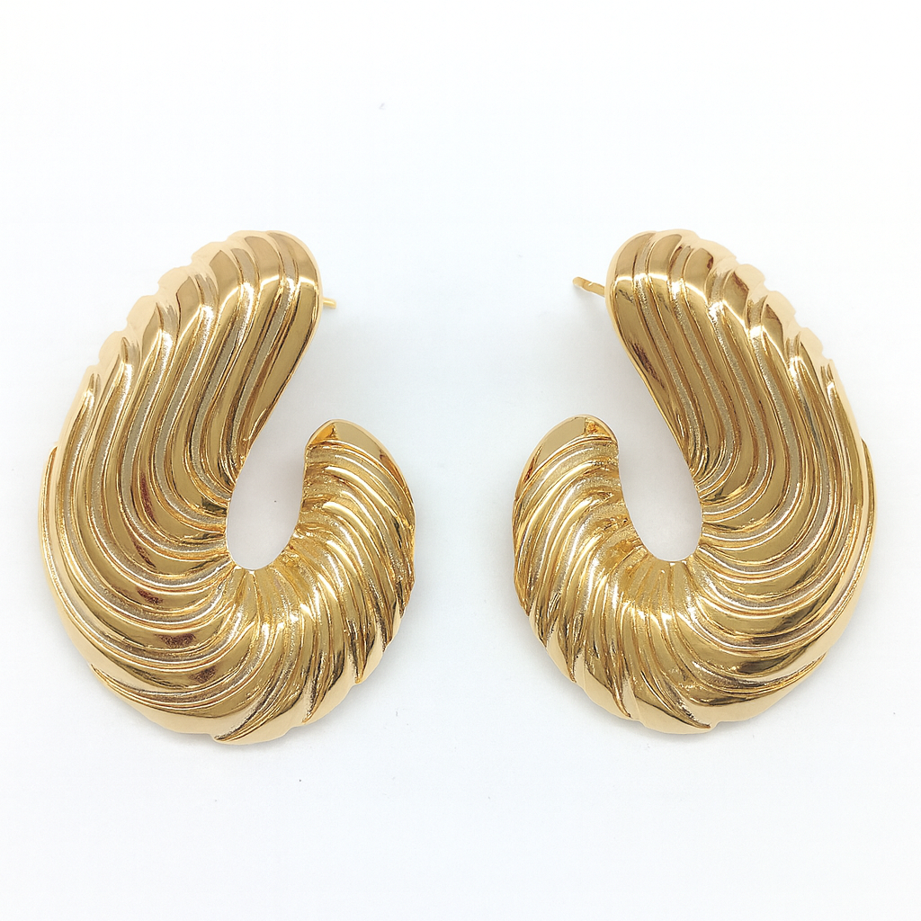 Gracious golden stud earring